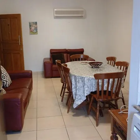 Unique لارنكا